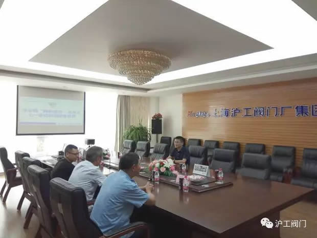 華亭鎮(zhèn)“兩新組織”黨總支七一前夕走訪慰問滬工閥門困難黨員(圖2)