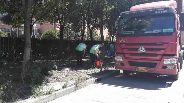 滬工閥門(mén)美麗華亭清潔家園志愿者活動(dòng)(圖1)